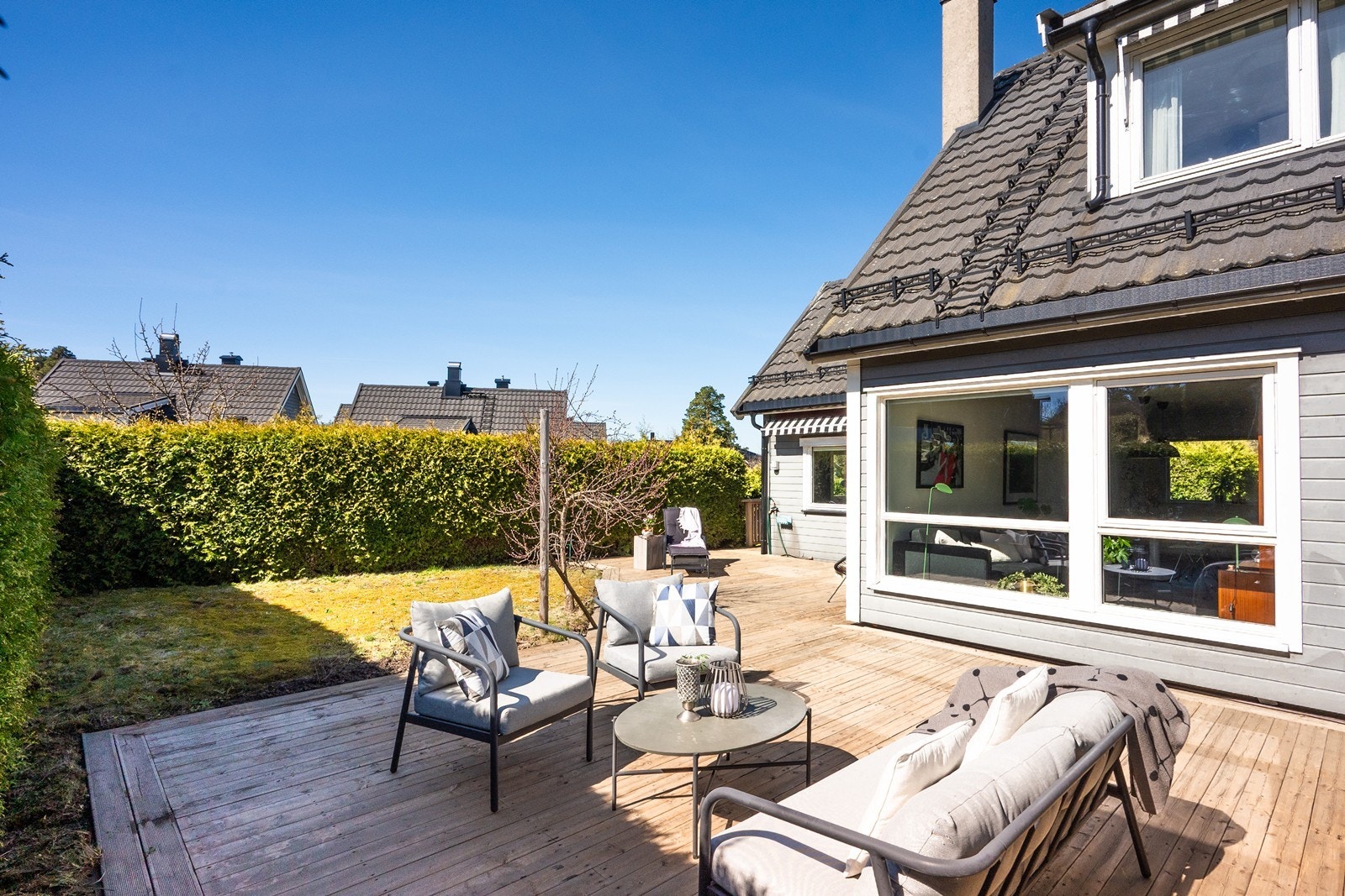 Hyggelig og skjermet hageflekk og flotte terrassearealer som strekker seg på tre sider. Galleribilde