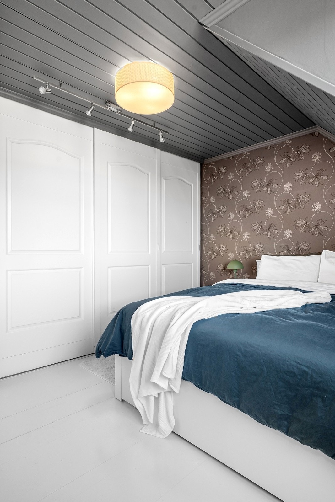 Hovedsoverommet er innredet med skyvedørsgarderobe. Galleribilde
