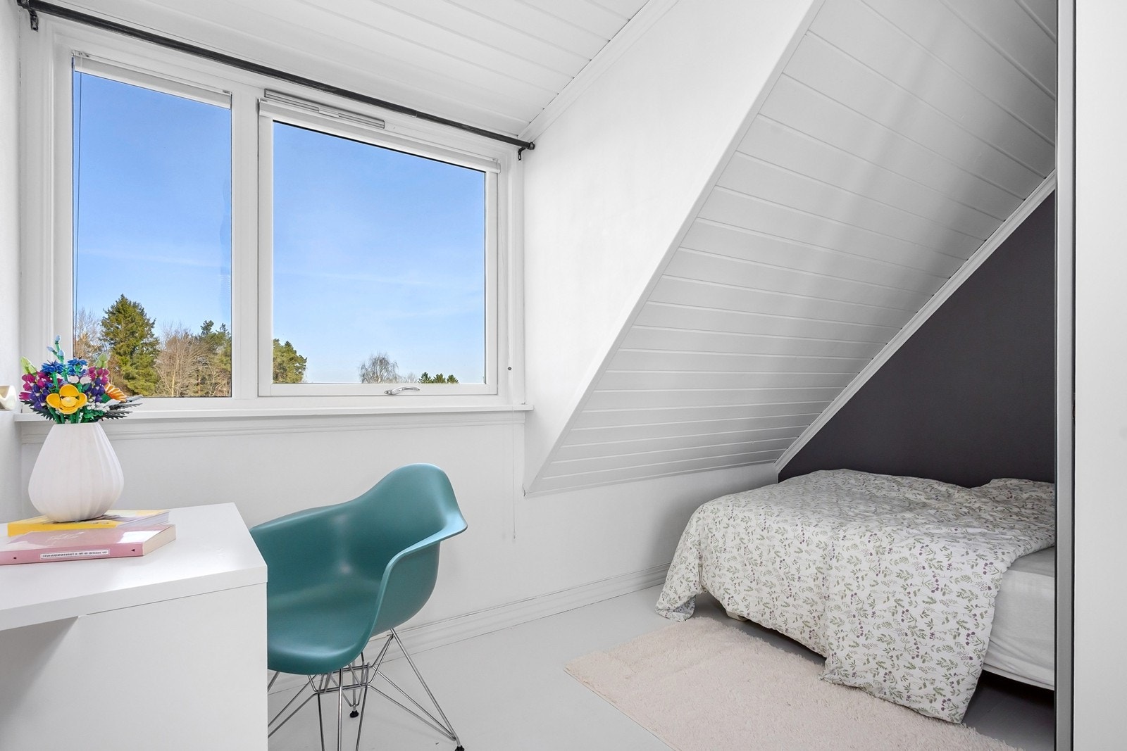 Rommene har store vinduer for dagslys og utsyn mot nabolaget. Galleribilde
