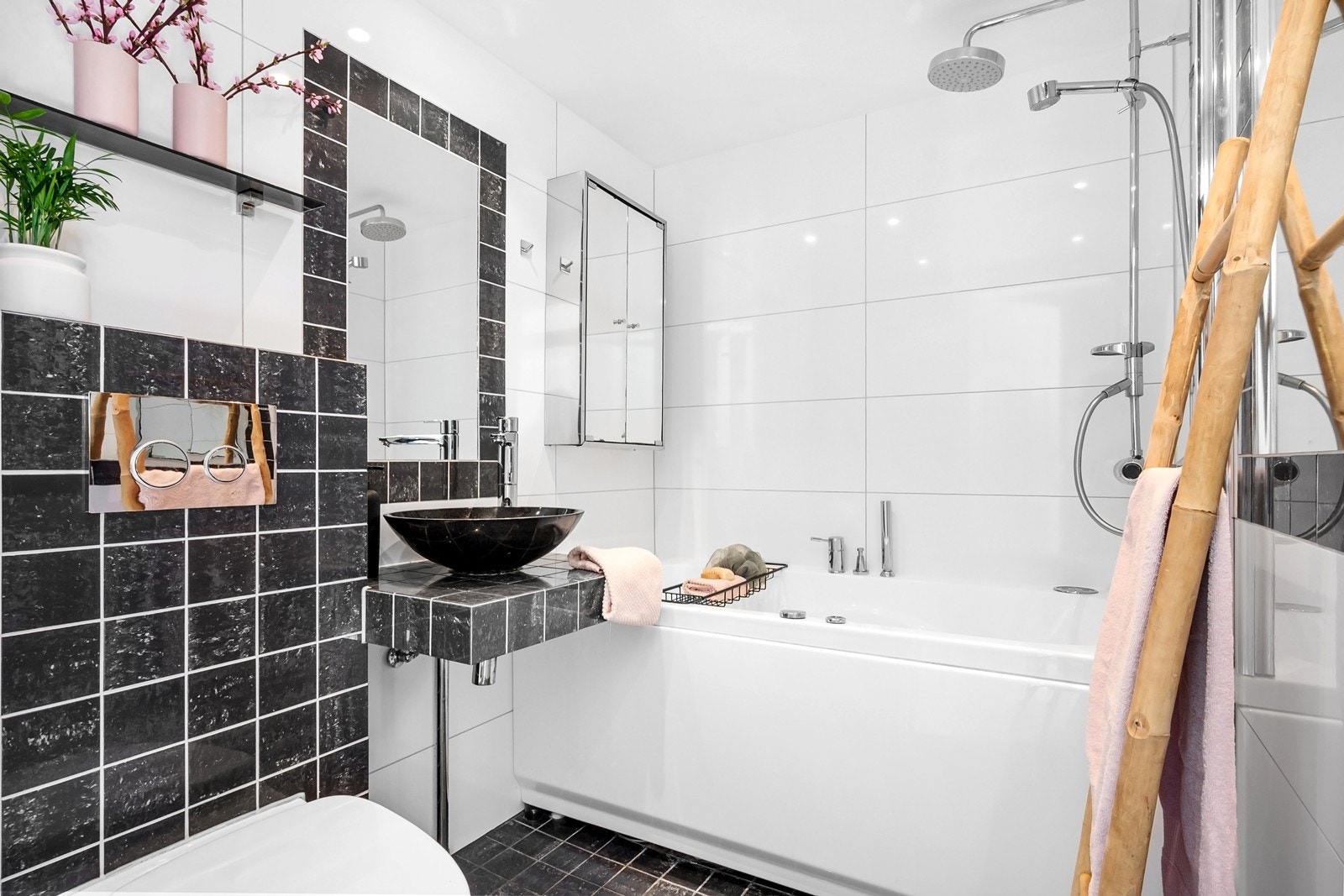 Badet ligger i 2. etasje med tidløs innredning der badekar med dusjfunksjon gir glede for liten og stor. Galleribilde