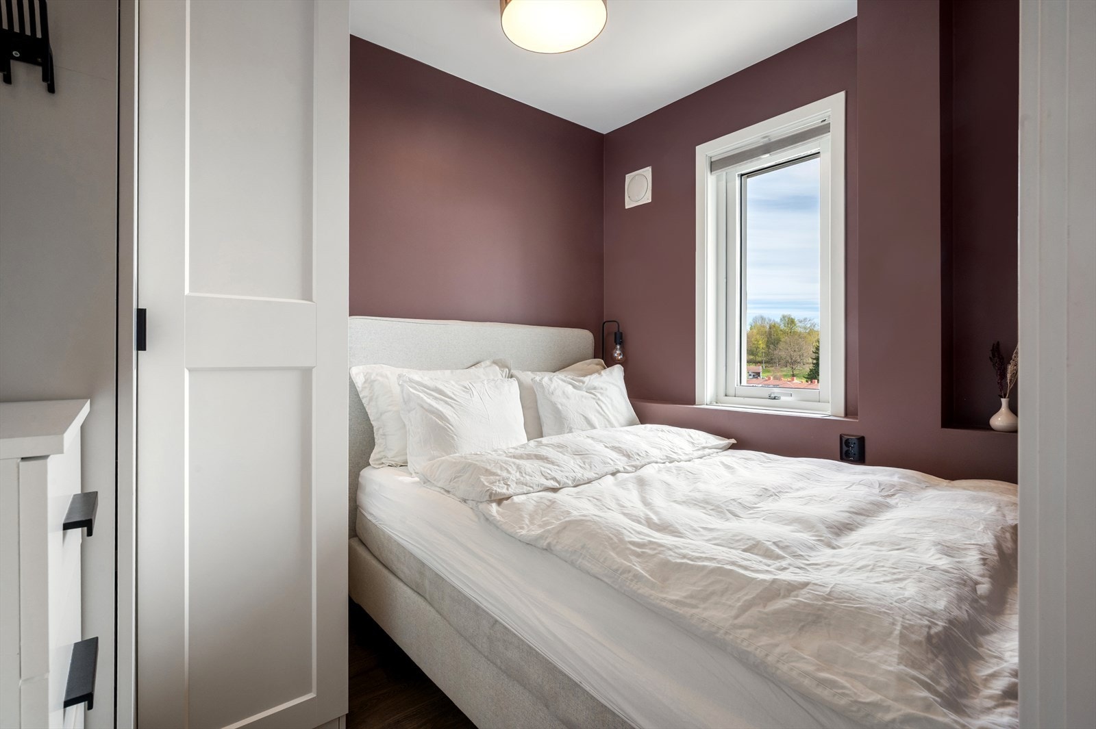 Her har du et garderobeskap for ekstra oppbevaring. Galleribilde