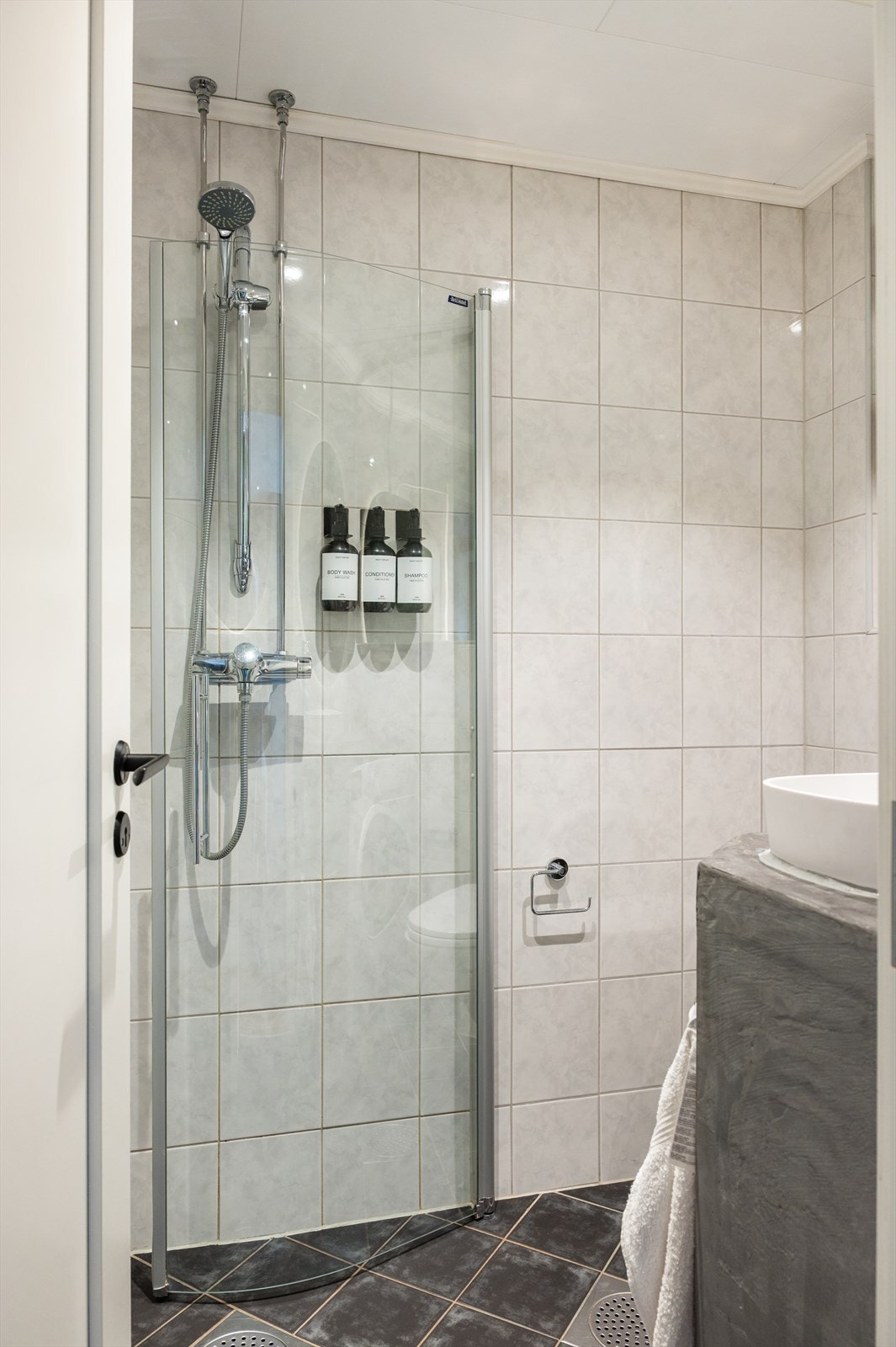 Justerbare dusjdører er satt inn for å utnytte plassen maksimalt. Galleribilde