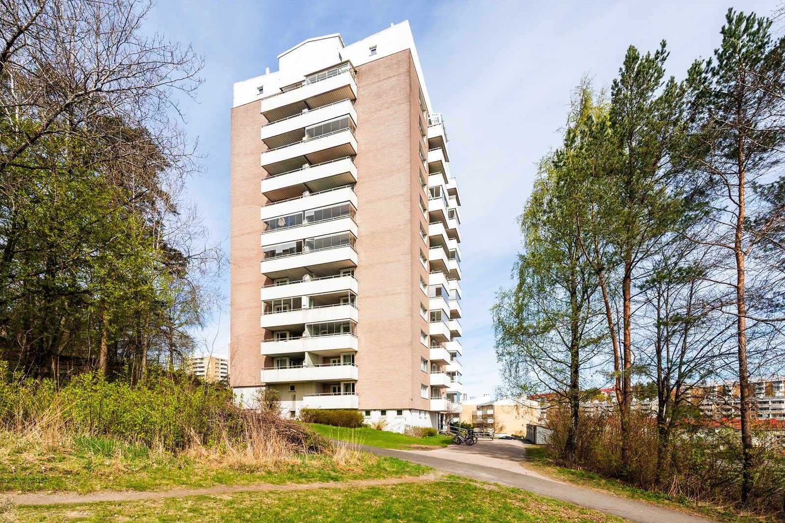 Borettslaget ligger i grønne og attraktive omgivelser, med kort vei til Østmarka som byr på flotte tur- og rekreasjonsmuligheter. Galleribilde