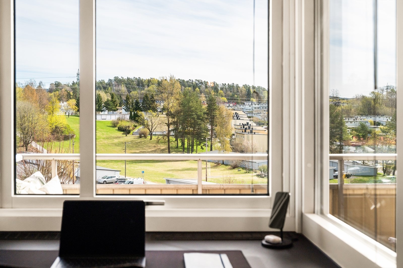 Store vindusflater og balkongdør slipper inn rikelig med naturlig lys og gir stuen en lys og luftig atmosfære. Galleribilde