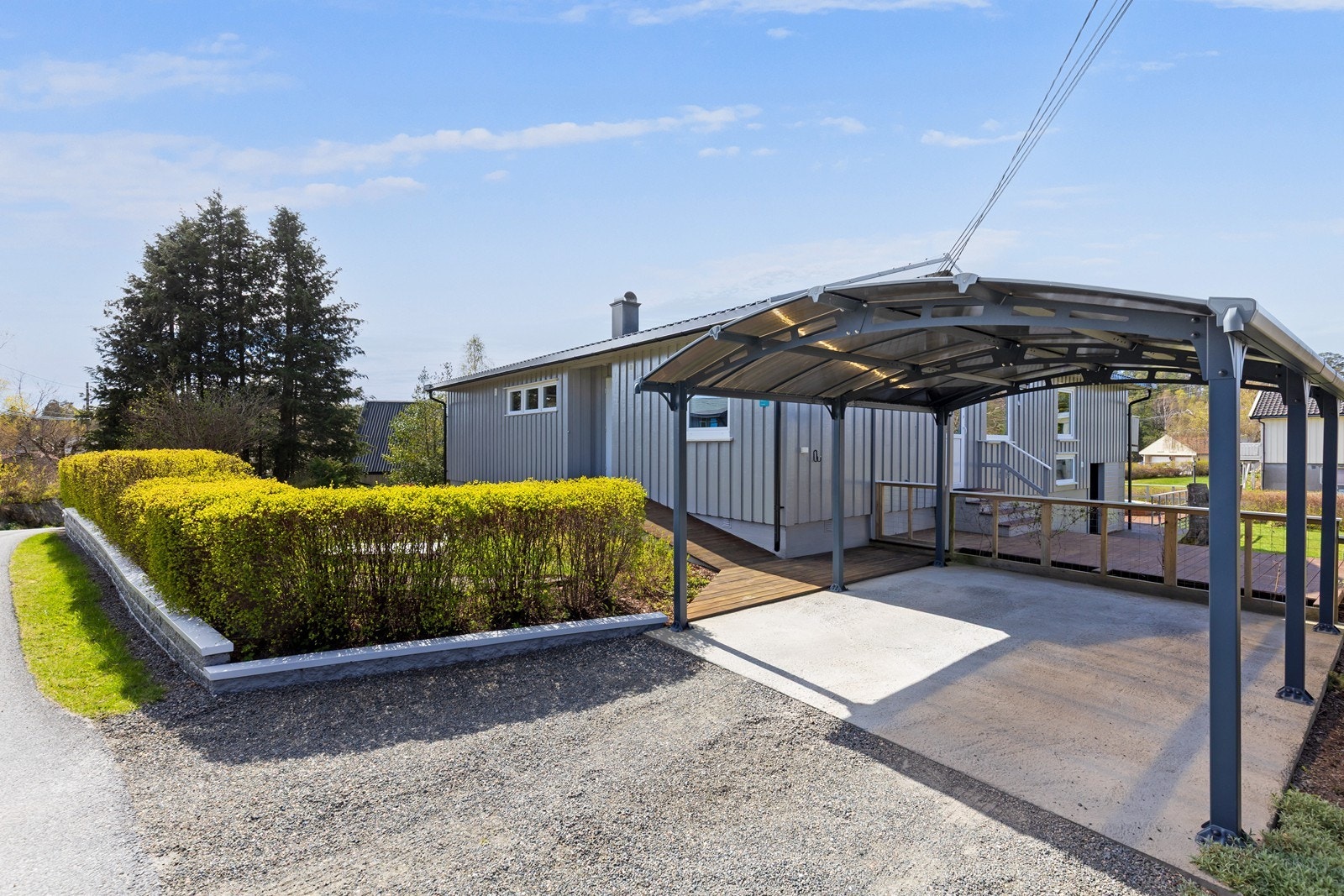 Her er det montert en praktisk carport Galleribilde