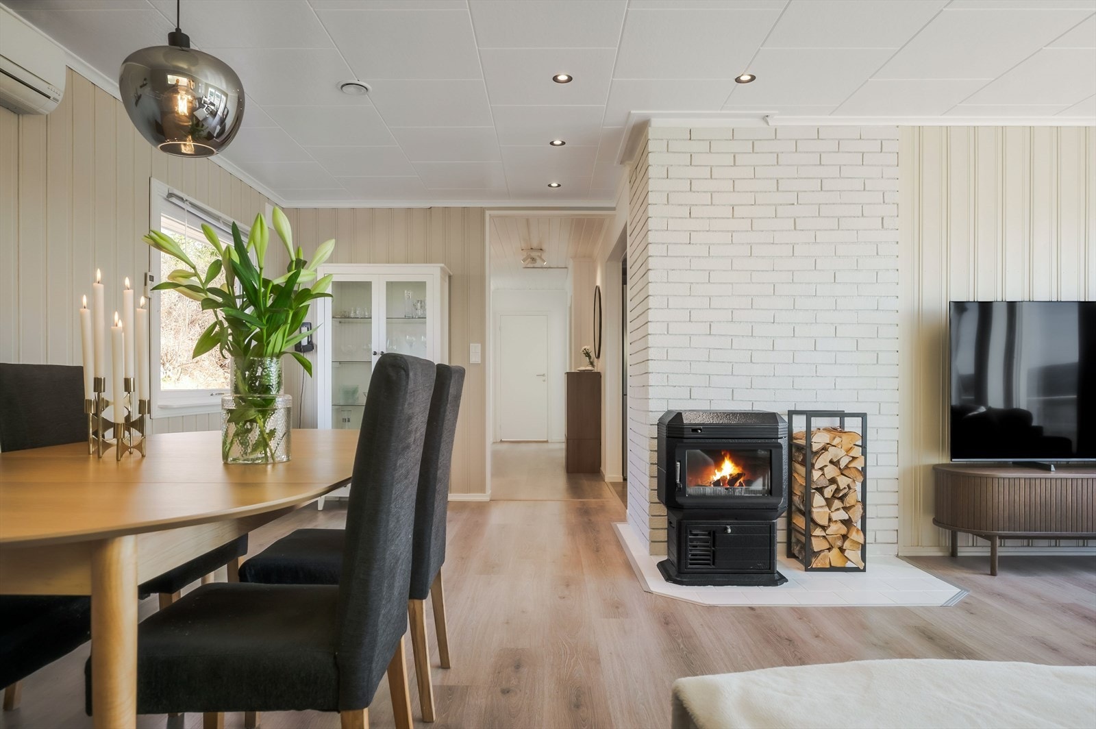 Stuen er romslig med god plass til sofagruppe med salongbord, mediemøblement med tv, spisebord og annet ønskelig møblement. Galleribilde