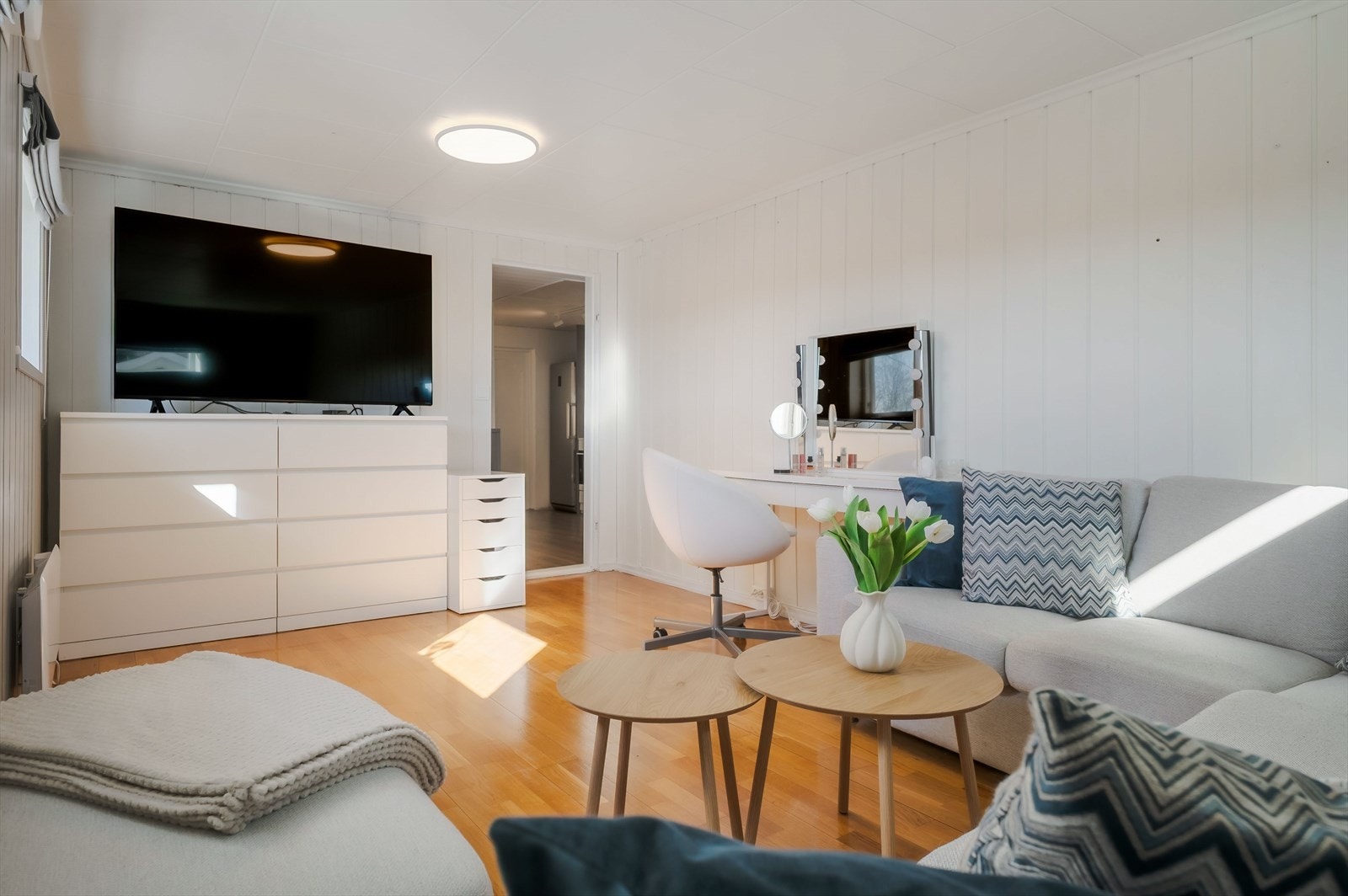 I stuen er det plass til sofagruppe og et spisebord om ønskelig. Galleribilde