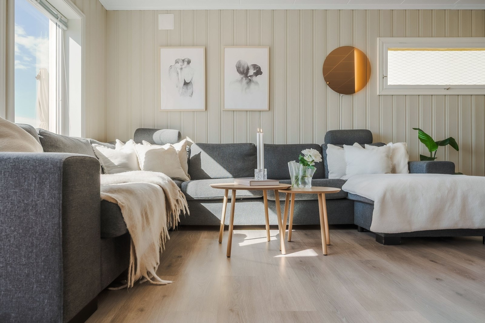 Stuen har god standard med moderne enstavs laminat på gulv, panel på veggene malt i en lys fin farge i 2025 og downlights i himlingen. Galleribilde