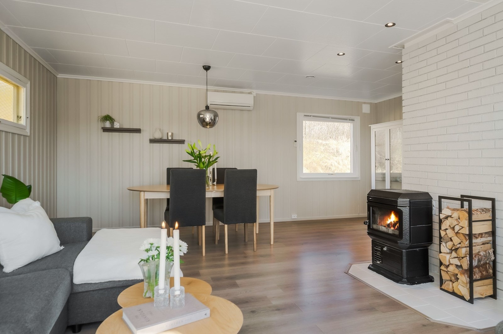 I stuen er det luft-til-luft varmepumpe som sørger for en god og jevn varme på vinterstid, samt en koselig peisovn som bidrar til ekstra hygge. Galleribilde