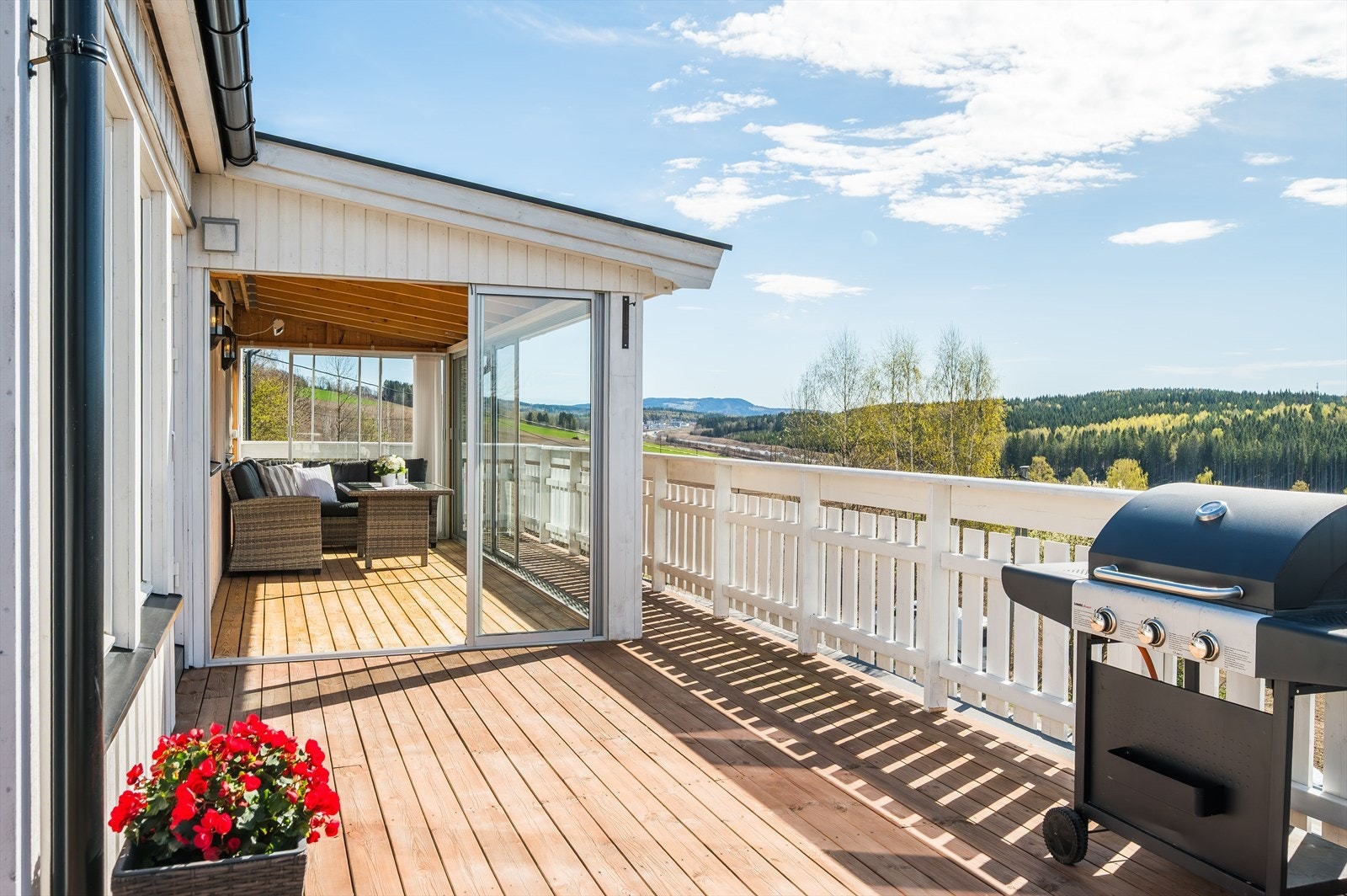 Fra stuen har du utgang til en stor terrasse mot sydvest med gode solforhold og nydelig utsikt. Galleribilde