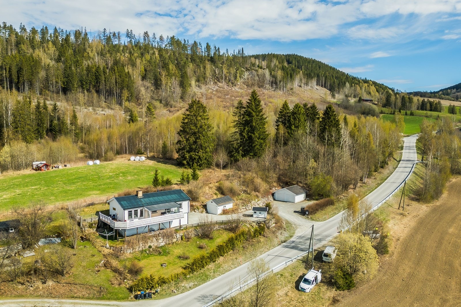 Fra eiendommen er det ca. 7 km til Moelv sentrum, her finner du flere butikker og servicefasiliteter. Her finner du også idrettsplass med friidrettsbane og fotballbaner, og Limtrehallen med løpebane, treningsrom og fotballbaner. Galleribilde
