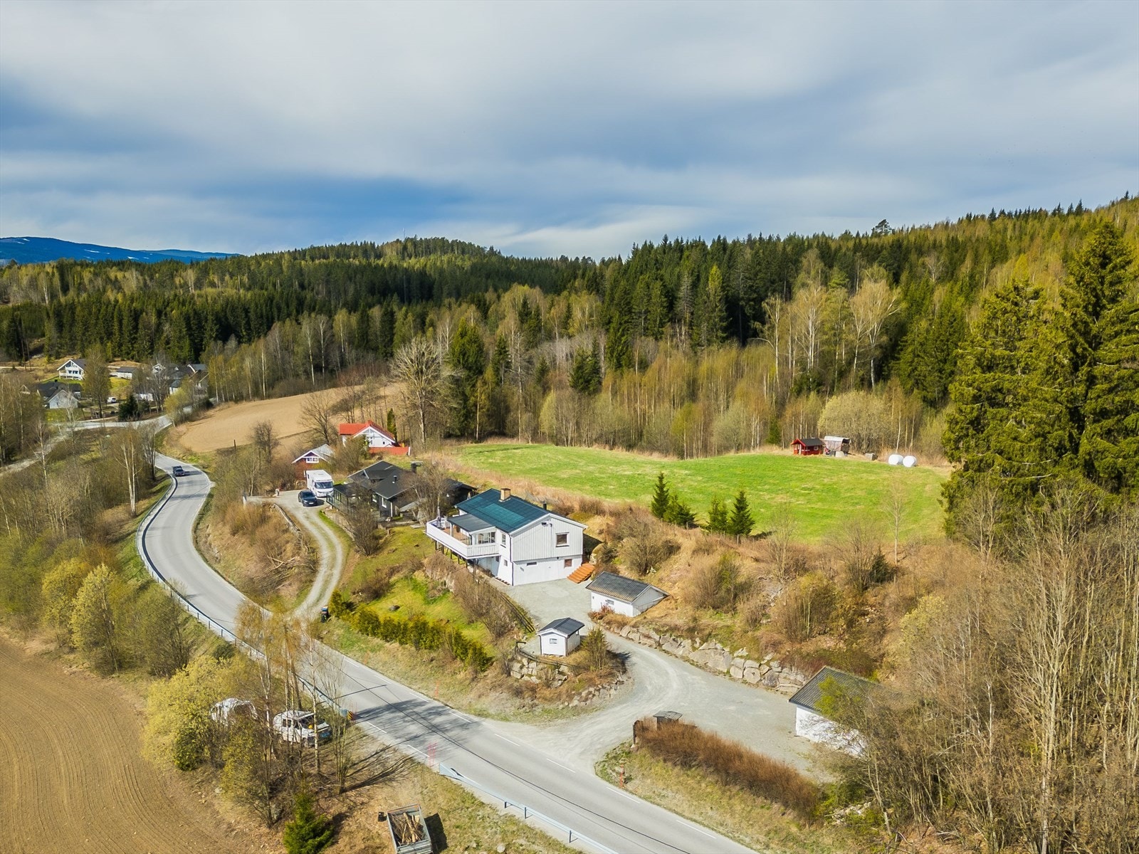 Brumunddal sentrum ligger ca. 13 km unna eiendommen, og her finner du blant annet Parkgården og Mølla storsenter som har et godt utvalg av butikker. Galleribilde