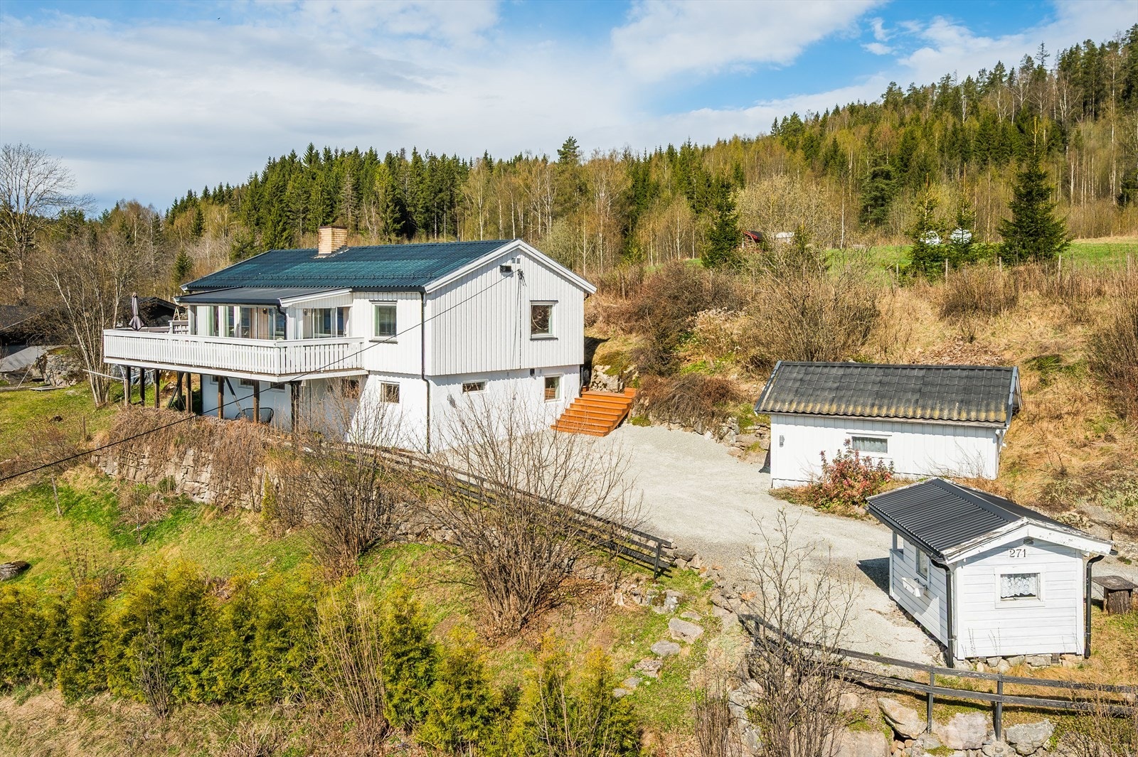 Eiendommen ligger i rolige og landlige omgivelser på Rudshøgda i Ringsaker kommune. Boligen har flott utsikt og en solrik tomt med fine turmuligheter rett utenfor døren. Galleribilde