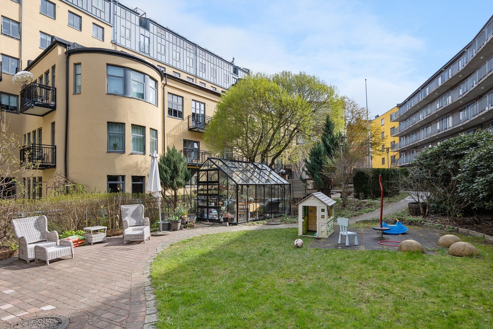 Borettslaget har en meget flott og barnevennlig bakgård med lekeapparater, sittegrupper og drivhus. Galleribilde