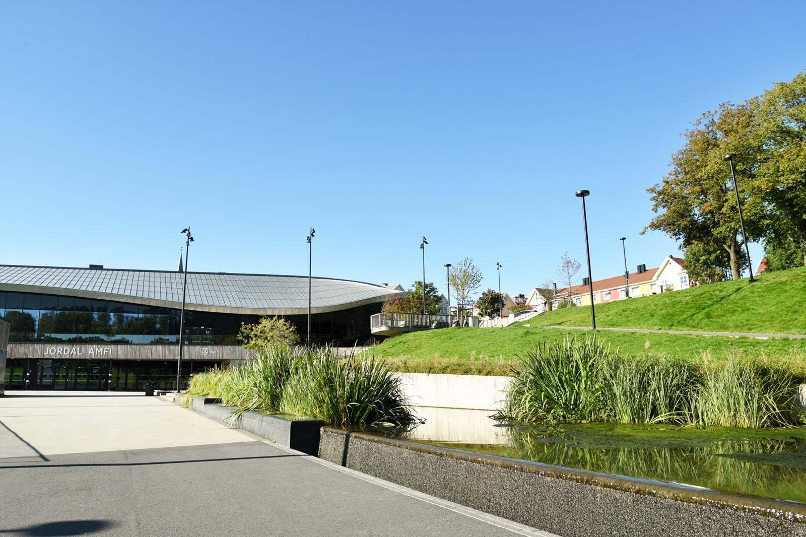 For den aktive er tilbudet svært godt, med blant annet SATS treningssenter, Jordal idrettspark, fotballbaner og et bredt spekter av flotte turmuligheter. Galleribilde