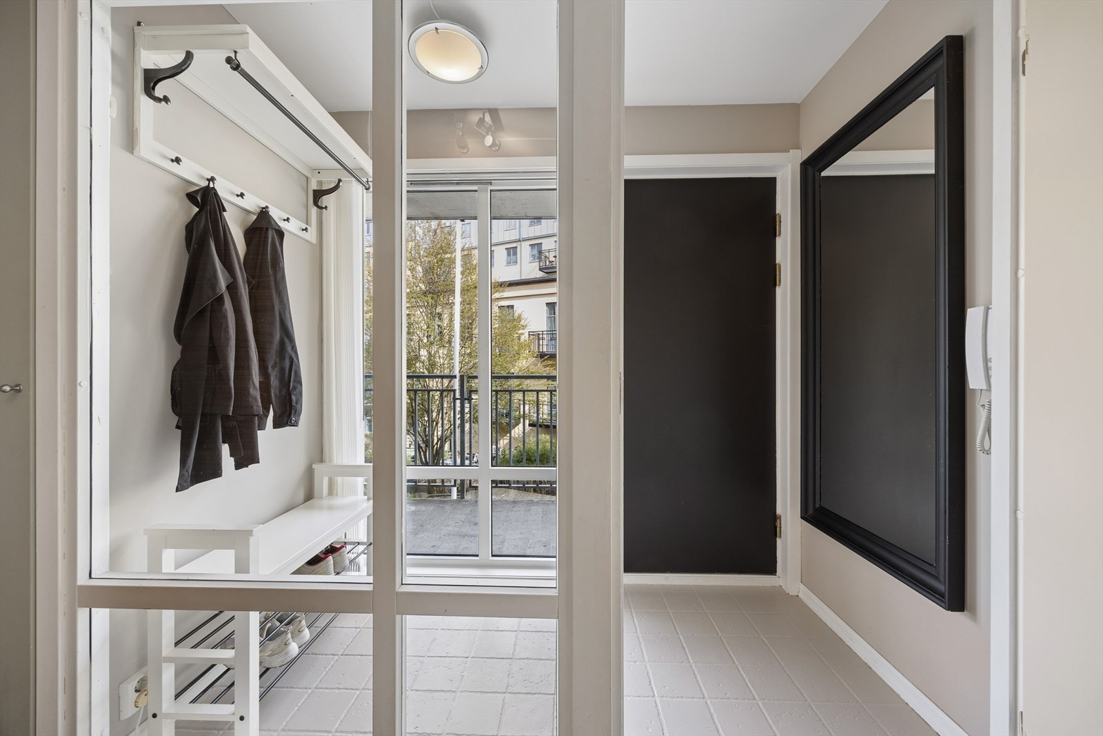 Innbydende entré med god plass til oppbevaring av yttertøy og sko. Galleribilde