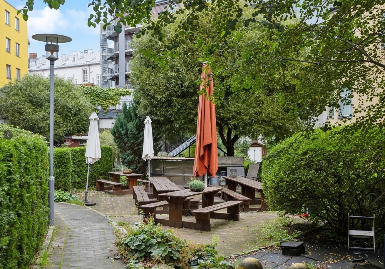 Hyggelige fellesområder med sitteplasser i bakgården. Det er felles utegrill ved sittegruppene. Galleribilde
