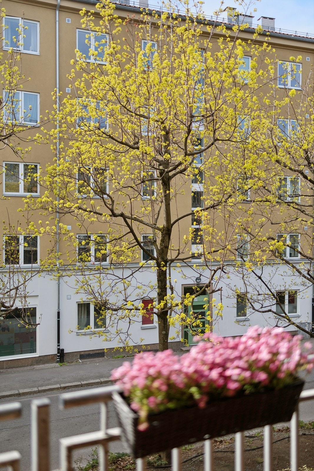 Fra stuen er det utgang til en trivelig balkong på ca. 7 m². Galleribilde
