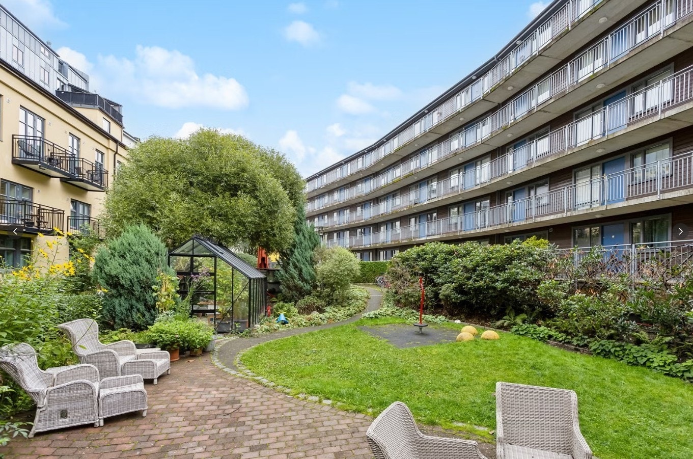 Den frodige og velstelte bakgården er et naturlig samlingspunkt for beboerne. Galleribilde