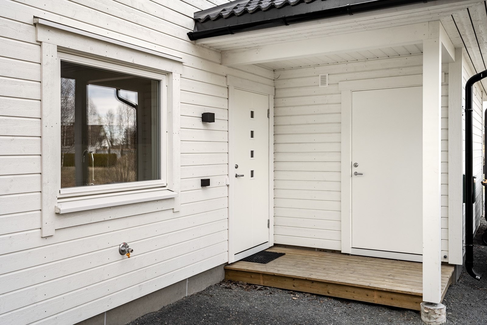 Du ønskes velkommen inn via et overbygget inngangsparti med terrasseplatting. Her har du også adkomst til en praktisk utvendig bod på 5m². Galleribilde