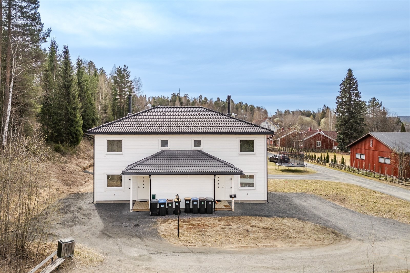 Det kort gangvei til barnehage og skoler. Like ved eiendommen ligger en fremtidig gang- og sykkelvei som vil gå helt frem til skole- barnehageområdet på Ydalir. Denne vil iflg. Elverum kommune få en foreløpig enkel standard. Galleribilde
