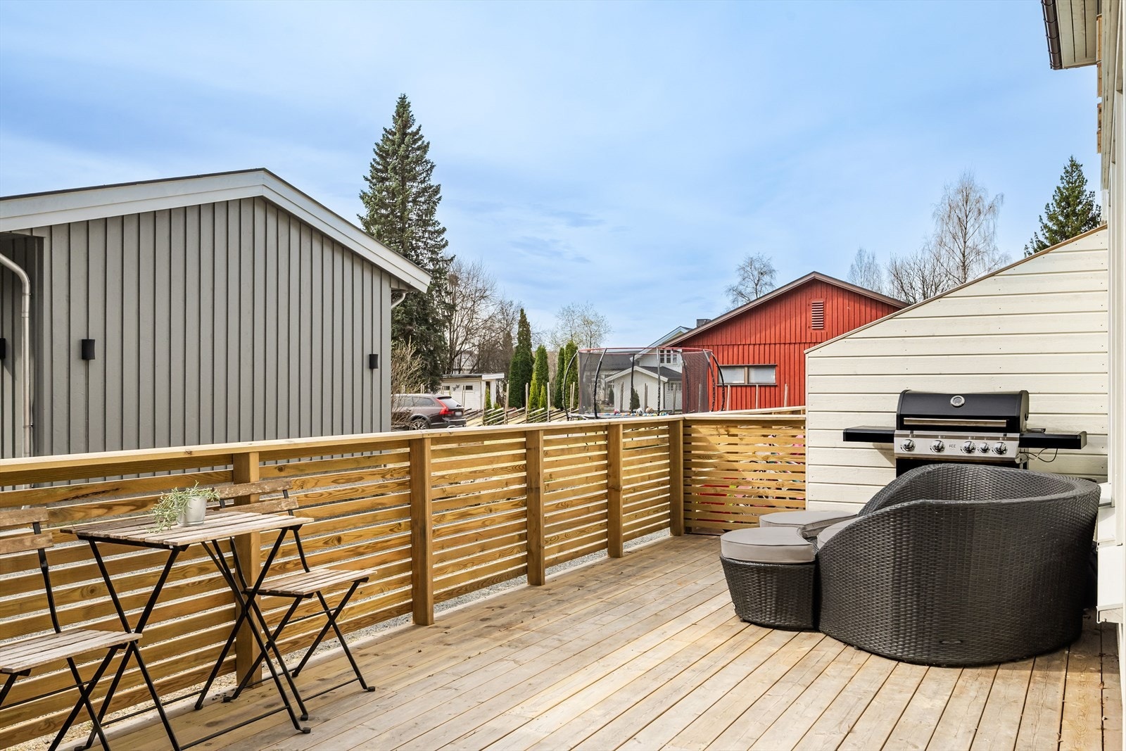 Terrassen har terrassebord på gulv, levegg mot naboen og rekkverk av liggende treverk. Det er også montert utebelysning og utvendig stikkontakt. Galleribilde