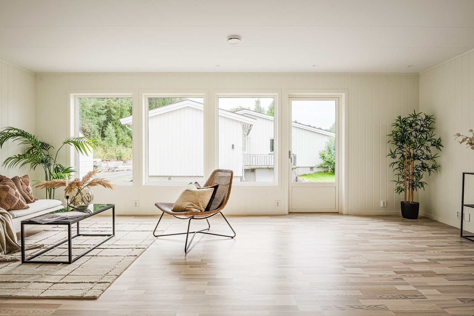 Stuen har flere store vindusflater som slipper inn rikelig med naturlig lys. Galleribilde