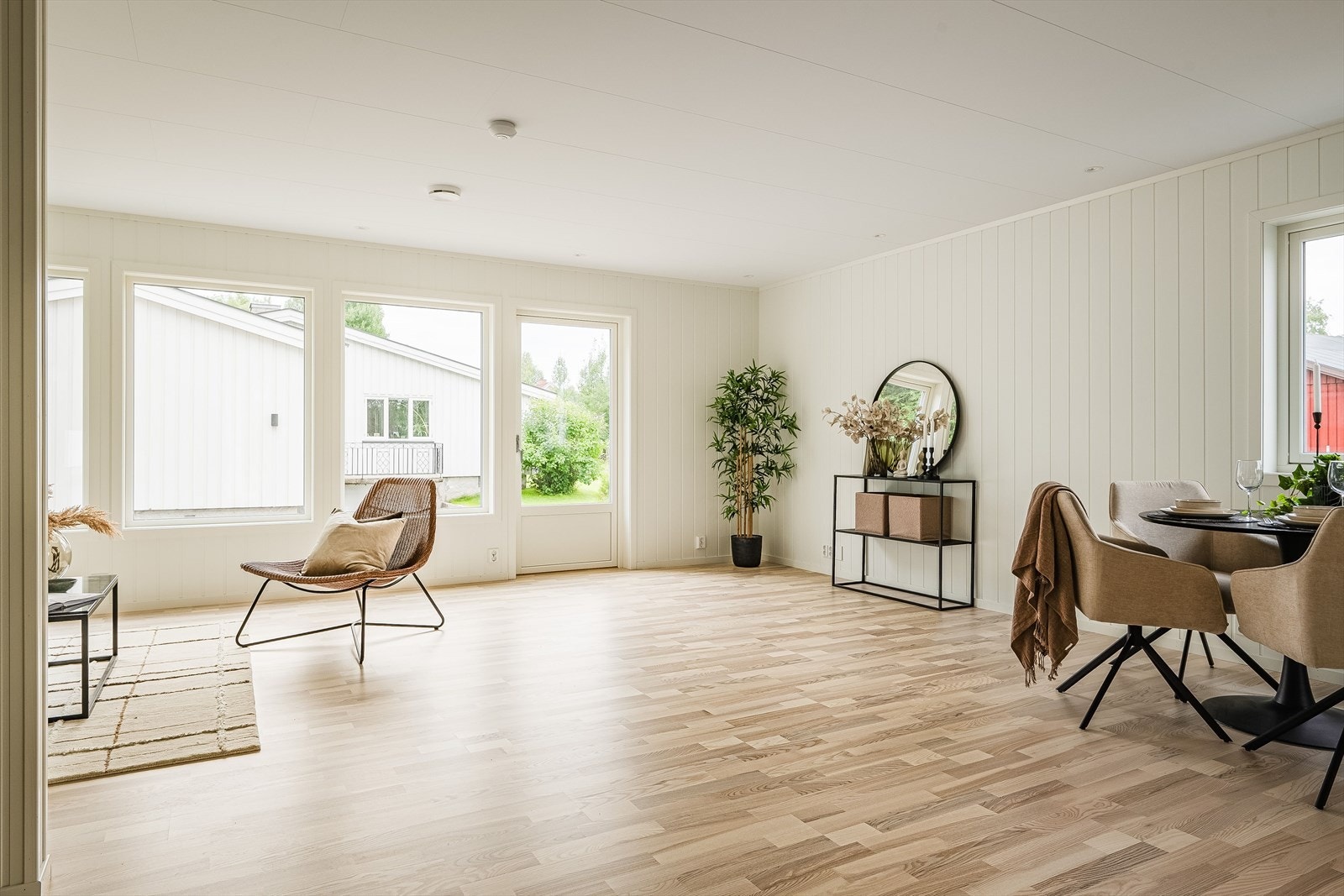 Stuen er romslig med god plass til sofagruppe med salongbord, tv-benk, spisebord og annet ønskelig møblement. Galleribilde
