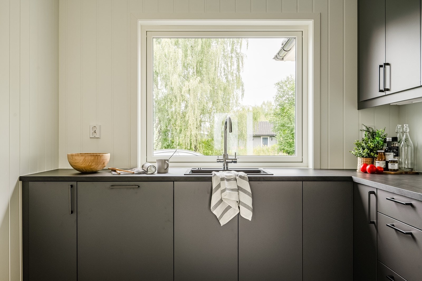 Stilren og moderne innredning glatte fronter og laminert benkeplate med nedfelt oppvaskkum. Galleribilde