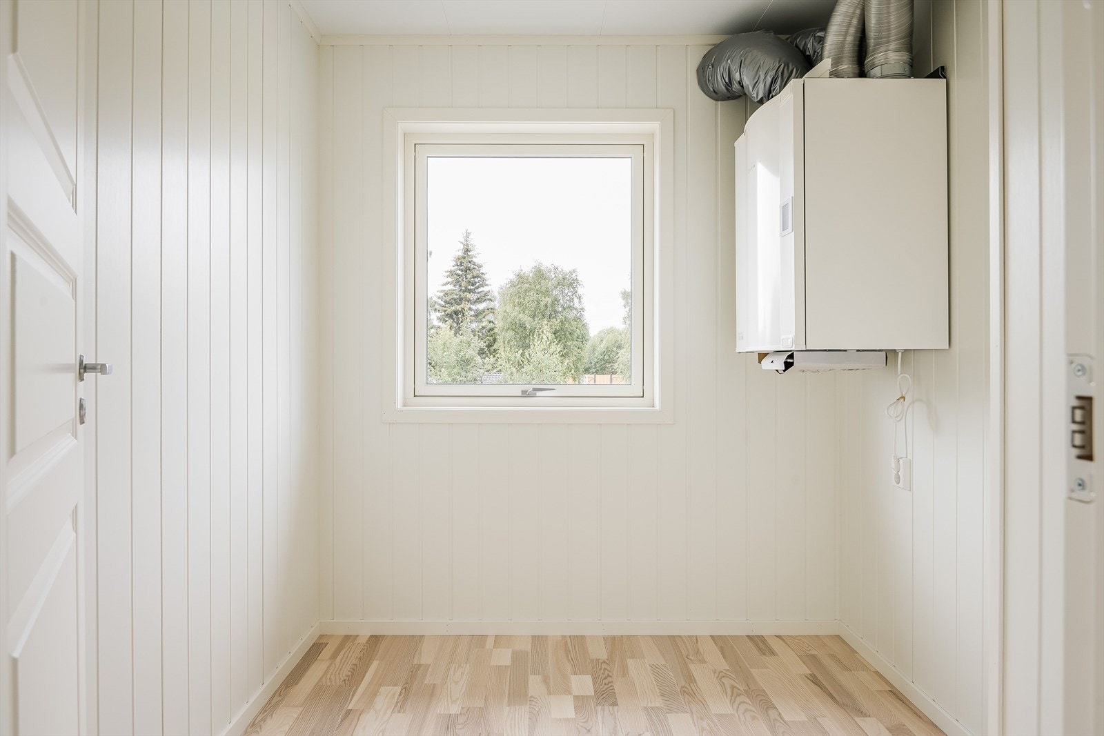 I 2. etasje er det også en innvendig bod med stor vindusflate. Boden kan enkelt innredes etter eget ønske og behov. Galleribilde