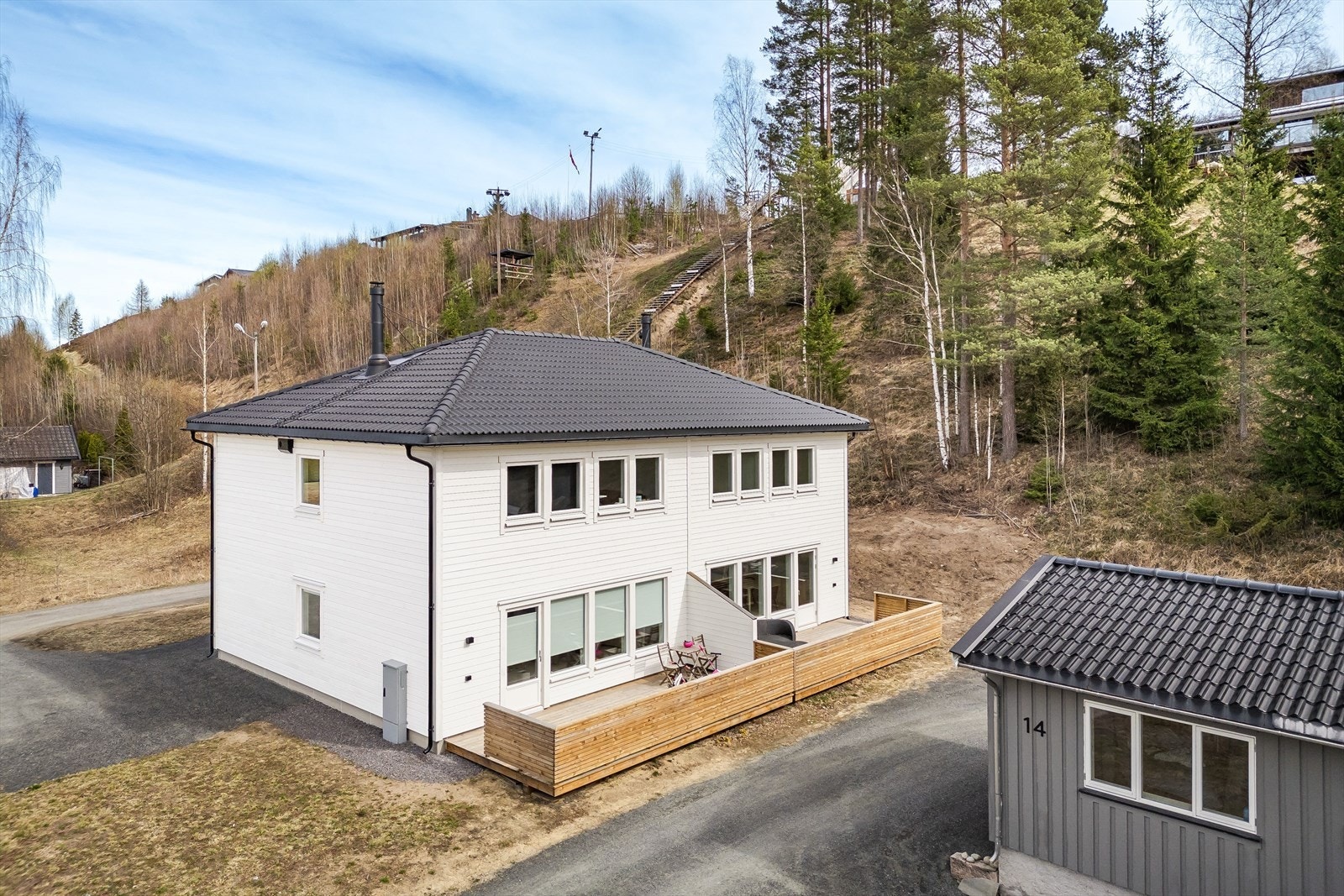 Er du glad i turer og friluft, så ligger også Svartholtet like ved. Her er det mange muligheter for både trening, tur og rekreasjon gjennom hele året. Galleribilde