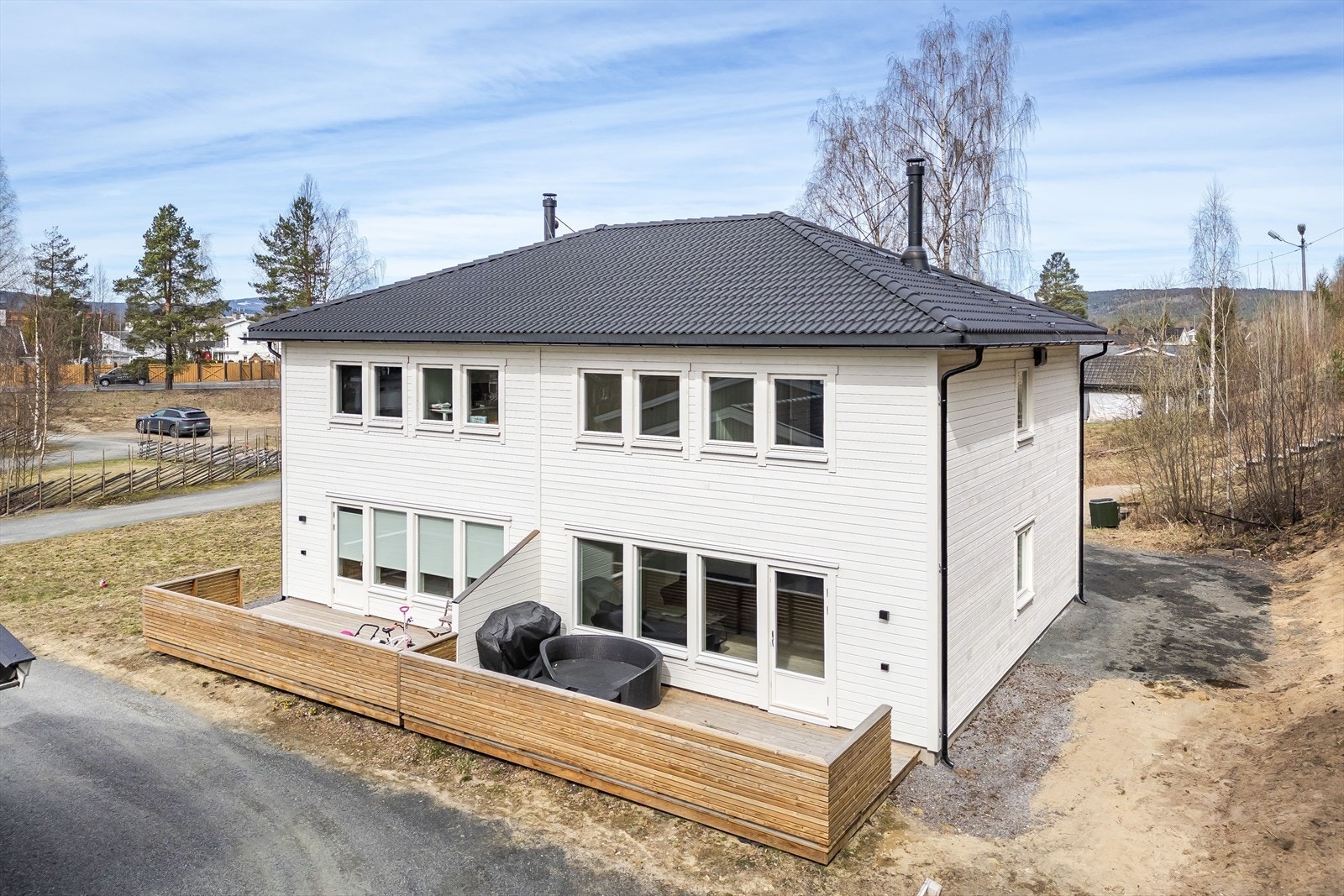En lys og pen del av vertikaldelt tomannsbolig fra 2024. Fra stuen er det utgang til en solrik sydvendt terrasse som er perfekt på varme sommerdager. Galleribilde