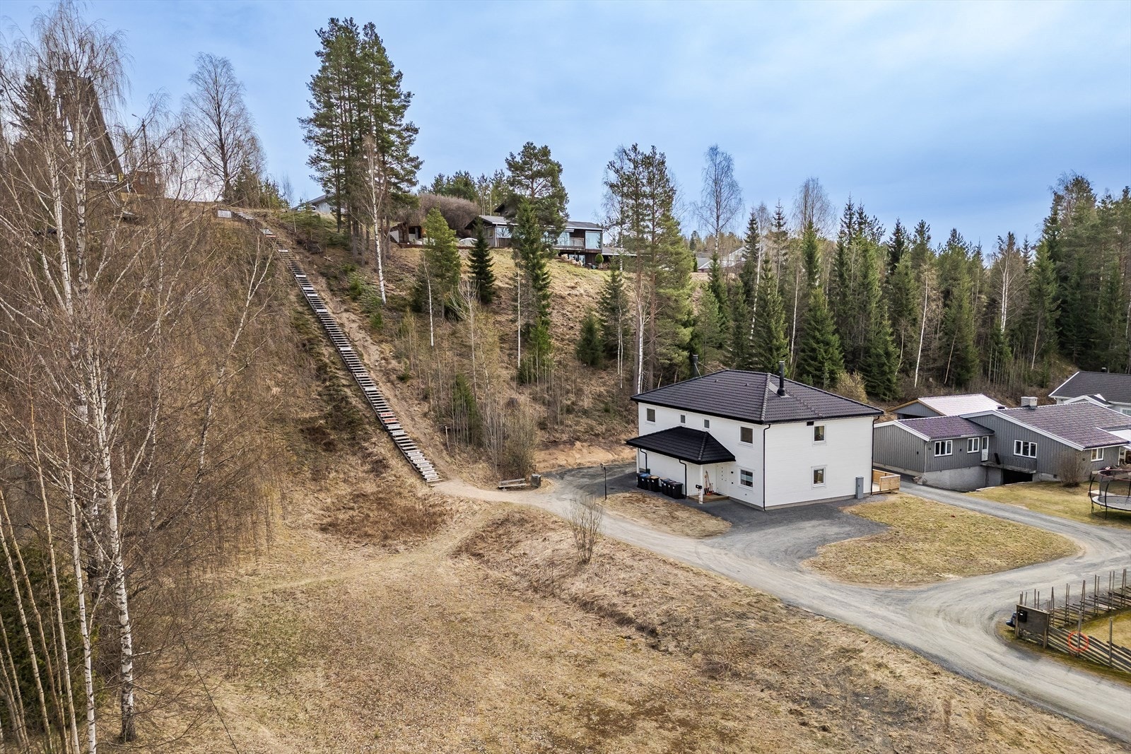 Boligen ligger rett ved hoppbakken i Elverum. Galleribilde
