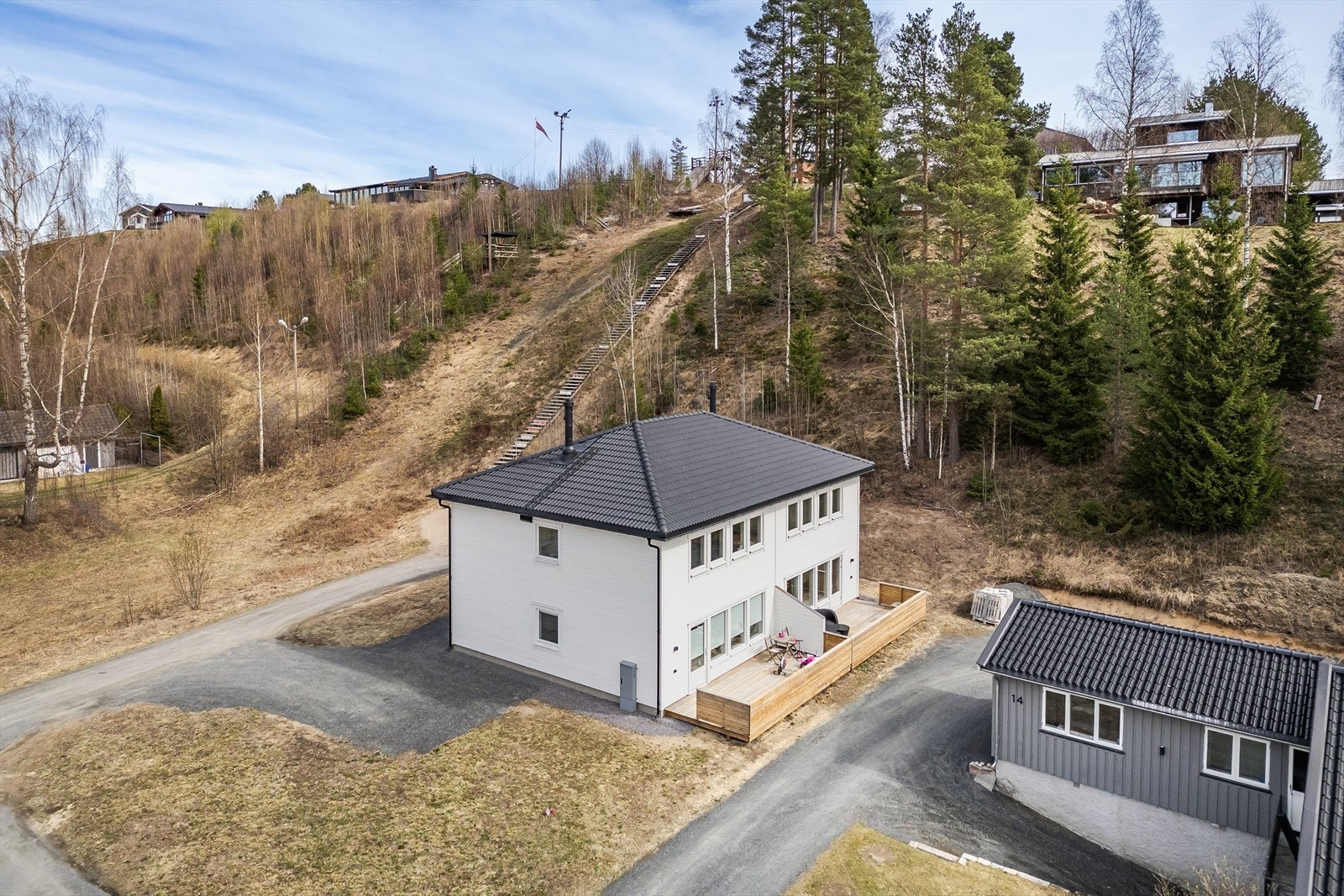Det er også kort vei til Ydalir med barnehage, barneskole og flere store butikker. Galleribilde
