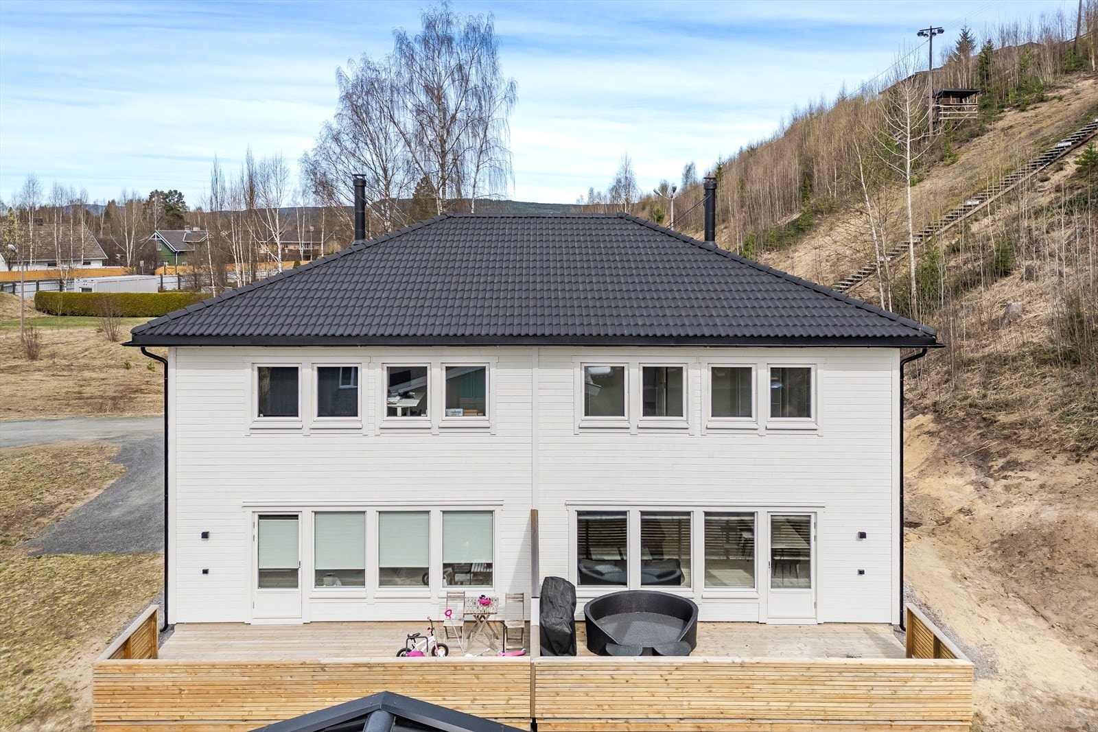 Eiendommen har en sentral beliggenhet i et attraktivt boligområde med kort radius til alle daglige gjøremål. I Elverum sentrum finner du servicefasiliteter, samt kjøpesentre, kaféer, kino, bibliotek, ungdomsskole og videregående skole m.m. Galleribilde
