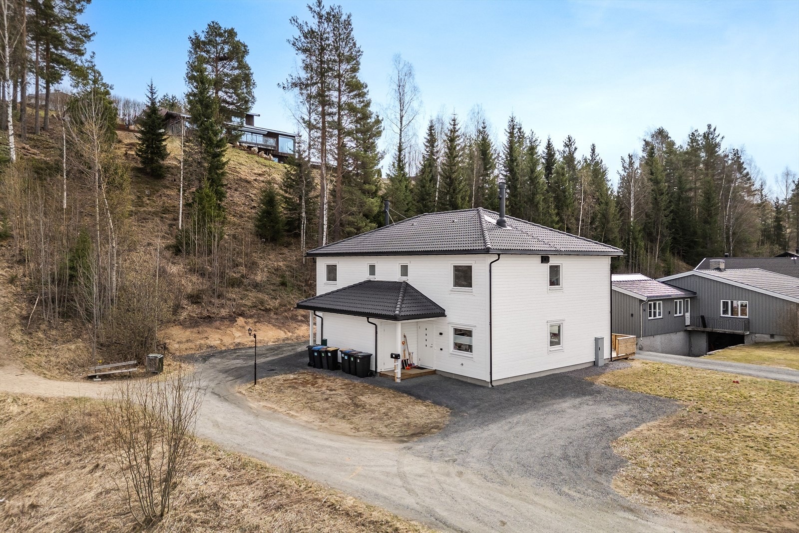 Felles eiertomt for begge seksjonene på ca. 912,7m². Tomten er opparbeidet med gruset gårdsplass og plenarealer. Galleribilde
