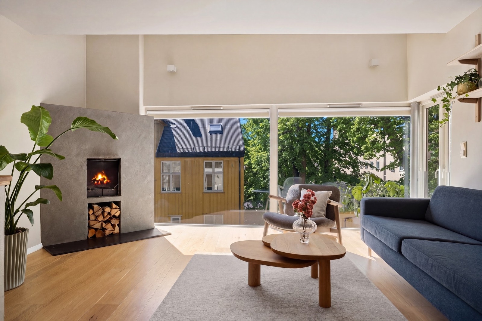 Den gjennomgående planløsningen med flere store vindusflater sørger for rikelig med naturlig lys, samtidig som det er minimalt med innsyn og frodig utsyn.
Vegetasjon i foto er redigert med AI, og det tas forbehold om eventuelle feil. Galleribilde