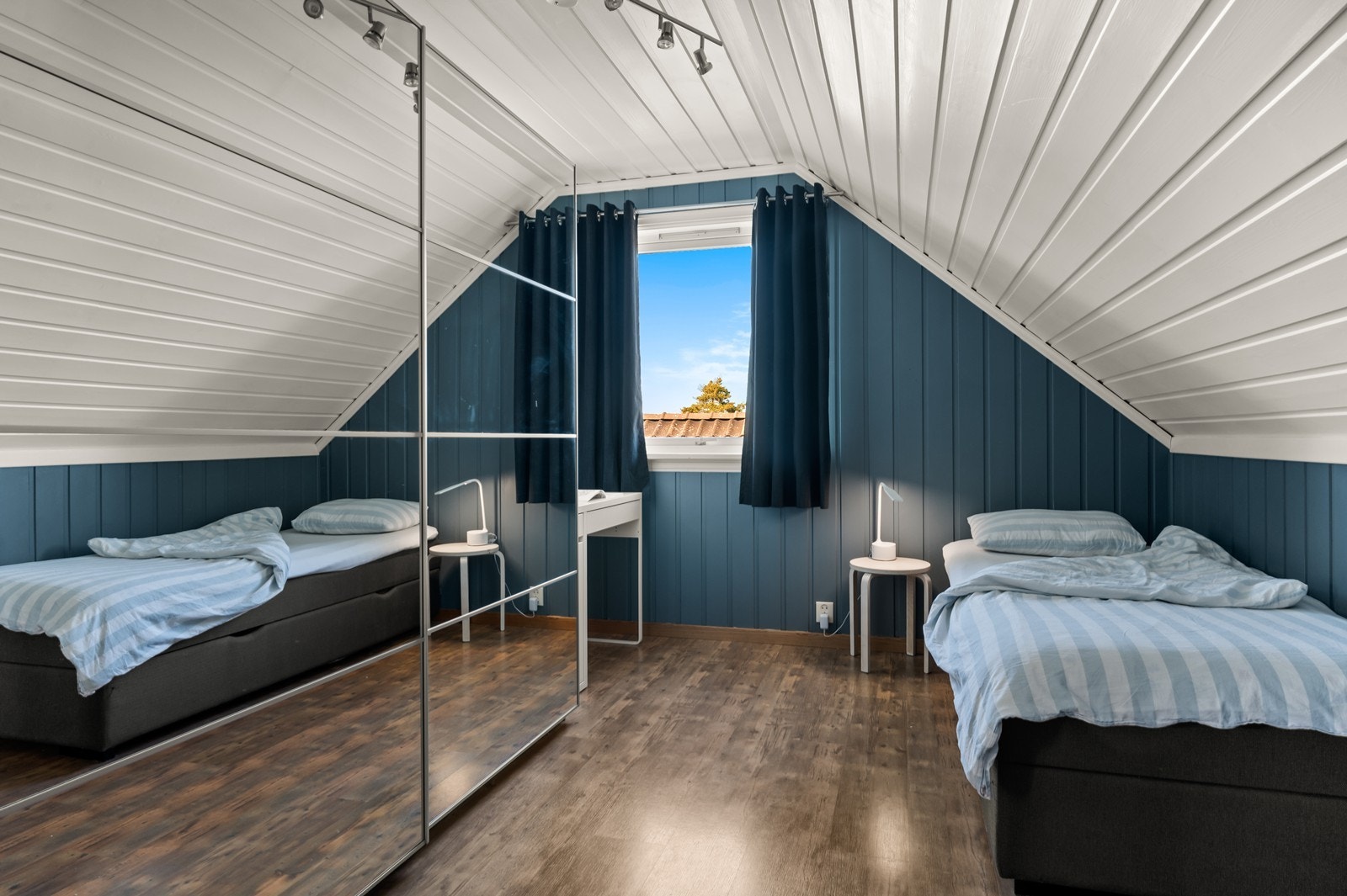 Soverom nr to i andre etasje med god plass til enkelseng og garderobeløsning. Galleribilde