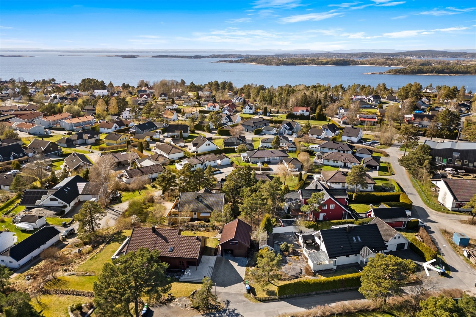 Fra eiendommen er det kort vei til Fredrikstad sentrum (ca. 12 km) og Råde sentrum (ca. 8-9 km). Galleribilde