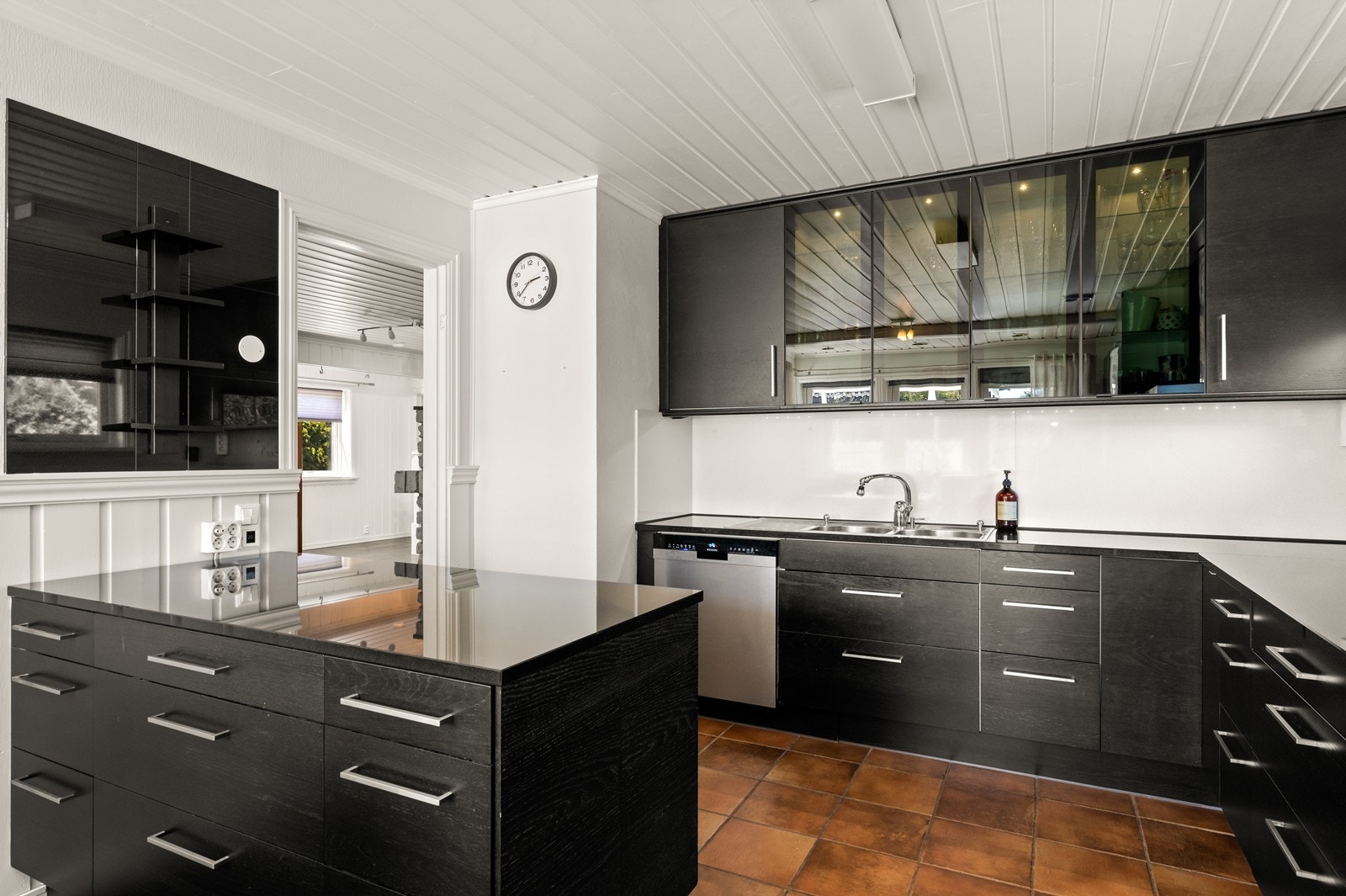 Innredningen har slette fronter og en solid benkeplate i stein. Galleribilde