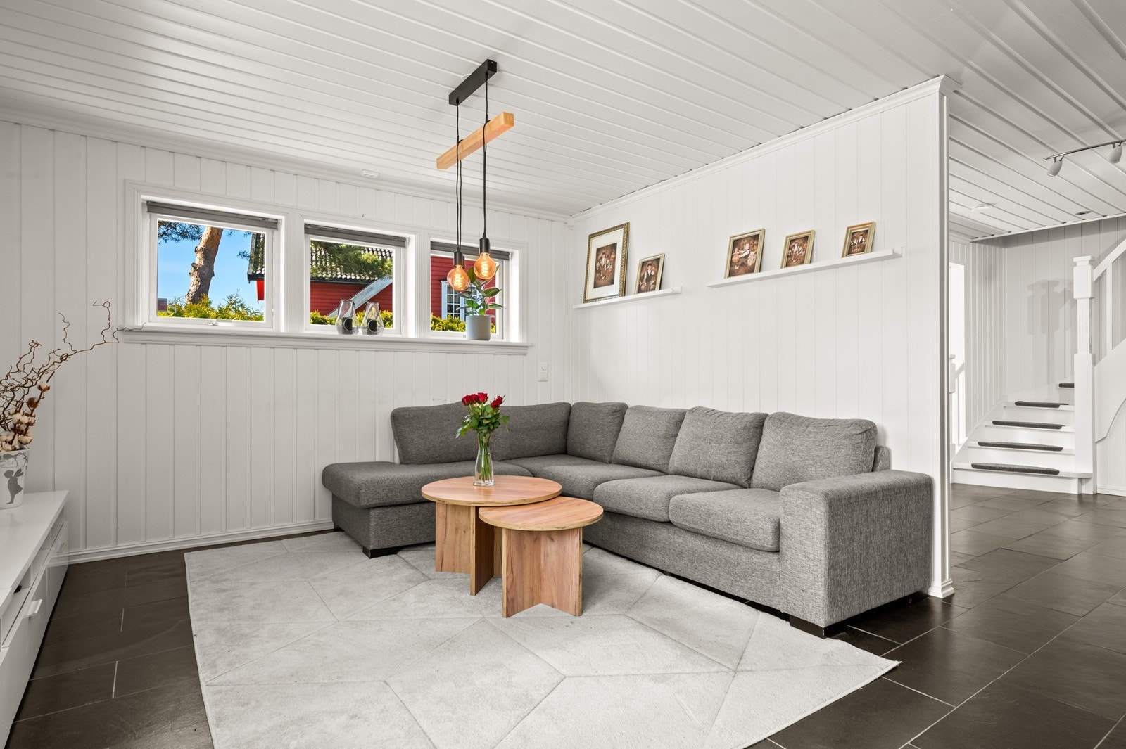 Her er det god plass til en stor sofagruppe. Galleribilde
