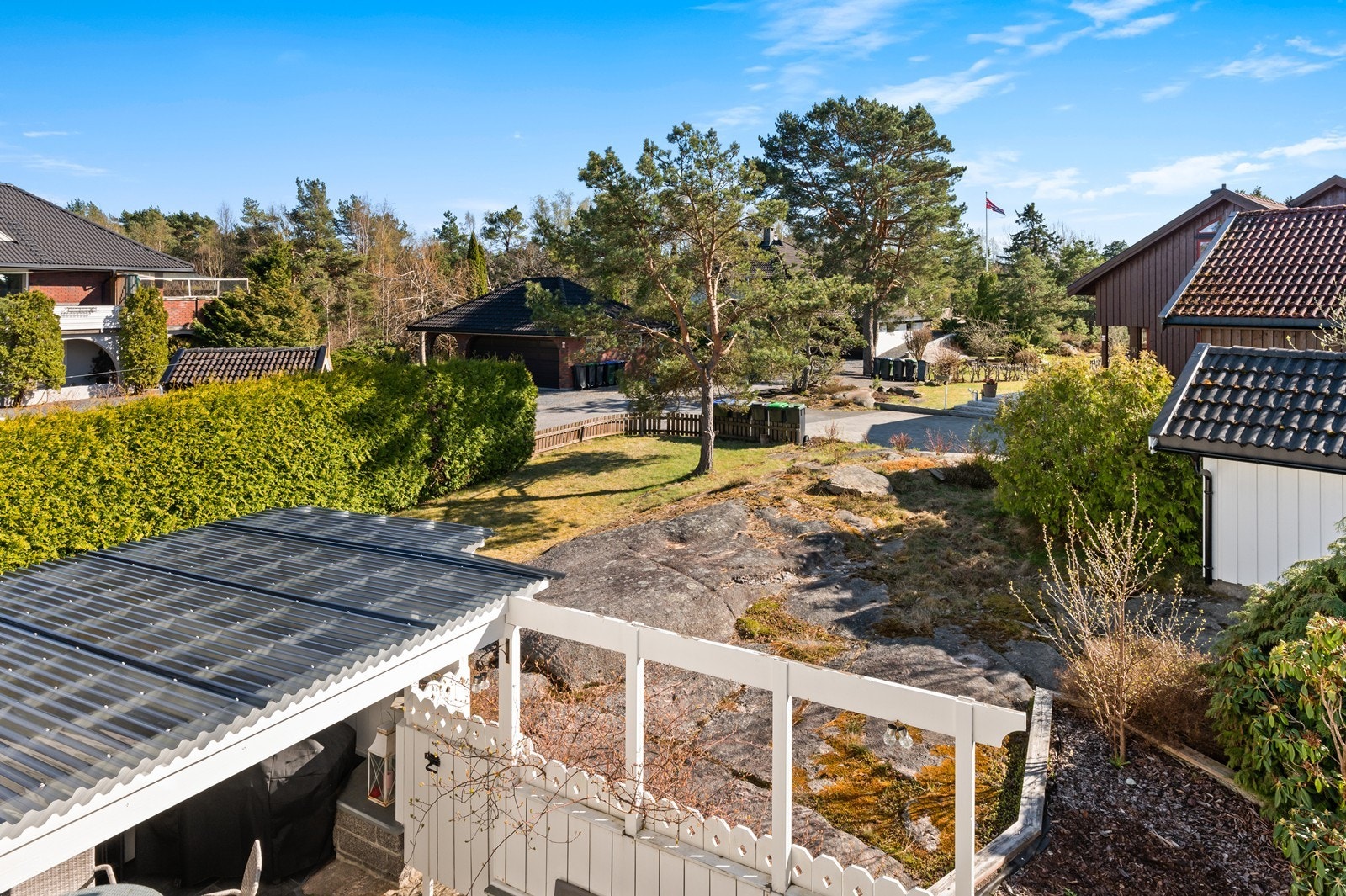 Boligen ligger i et etablert og rolig nabolag. Galleribilde