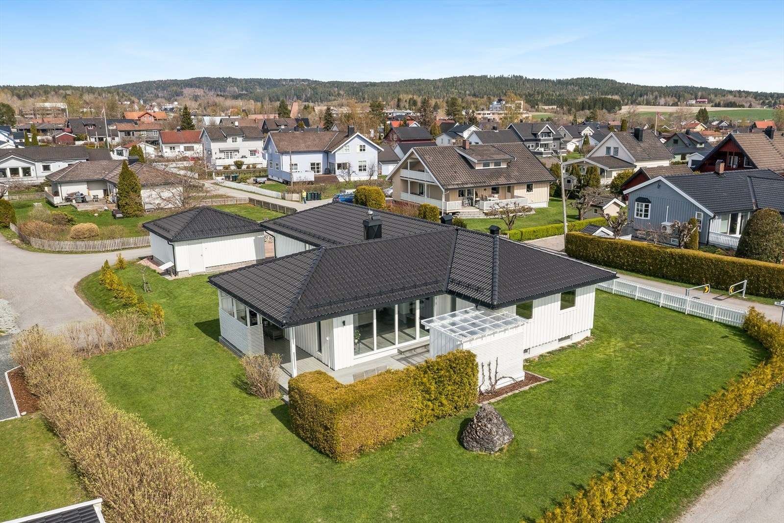 Pen familiebolig i veletablert og barnevennlig område på Spikkestad. Galleribilde