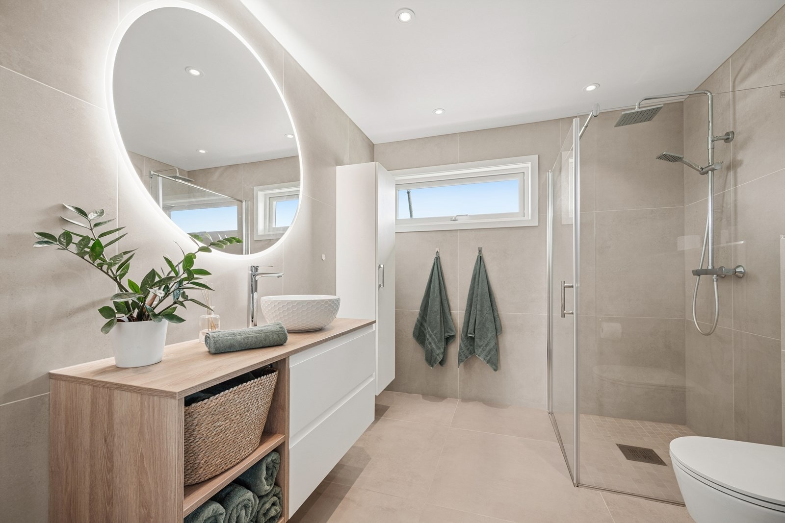 Lekkert baderom fra 2024 flislagte vegger og gulv, samt. malt tak med innfelte downlights. Galleribilde