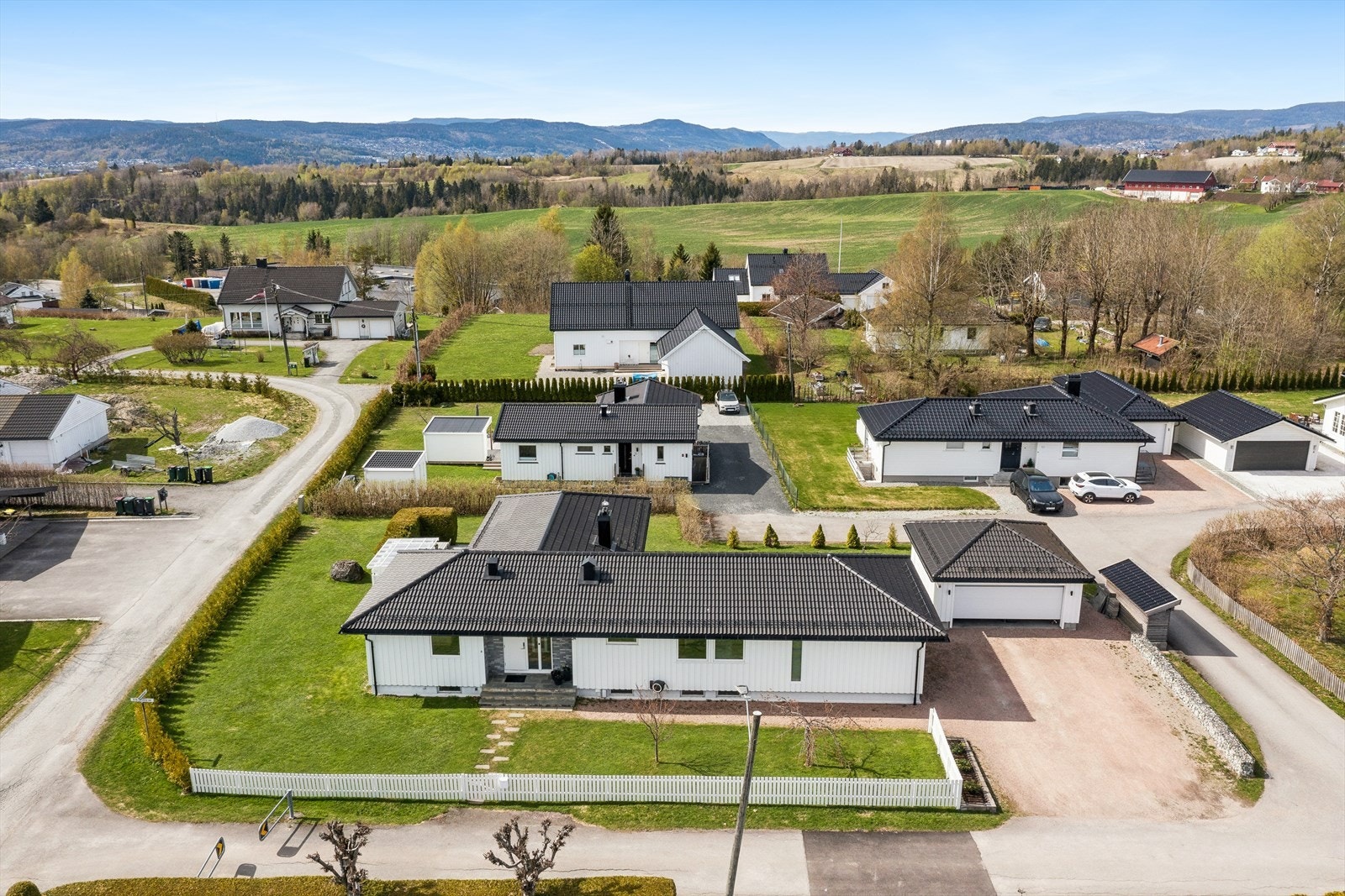 Boligen har blitt jevnlig oppgradert over tid, blant annet med nytt tak i 2020, etterisolering, vannbåren varme i deler av boligen og nyere elektrisk anlegg. Galleribilde