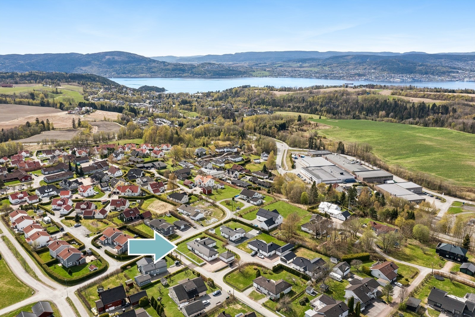 Enebolig beliggende solrikt og fint til på Spikkestad, i et veletablert boligstrøk med eneboliger og flermannsboligbebyggelse. Galleribilde