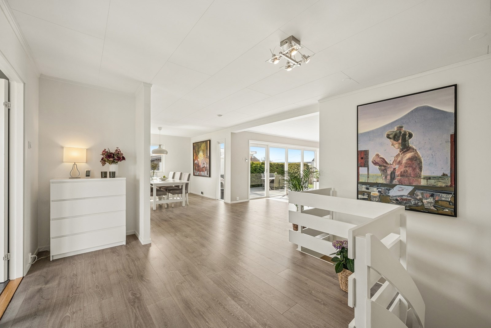 Videre kommer du inn til boligens stue! Galleribilde