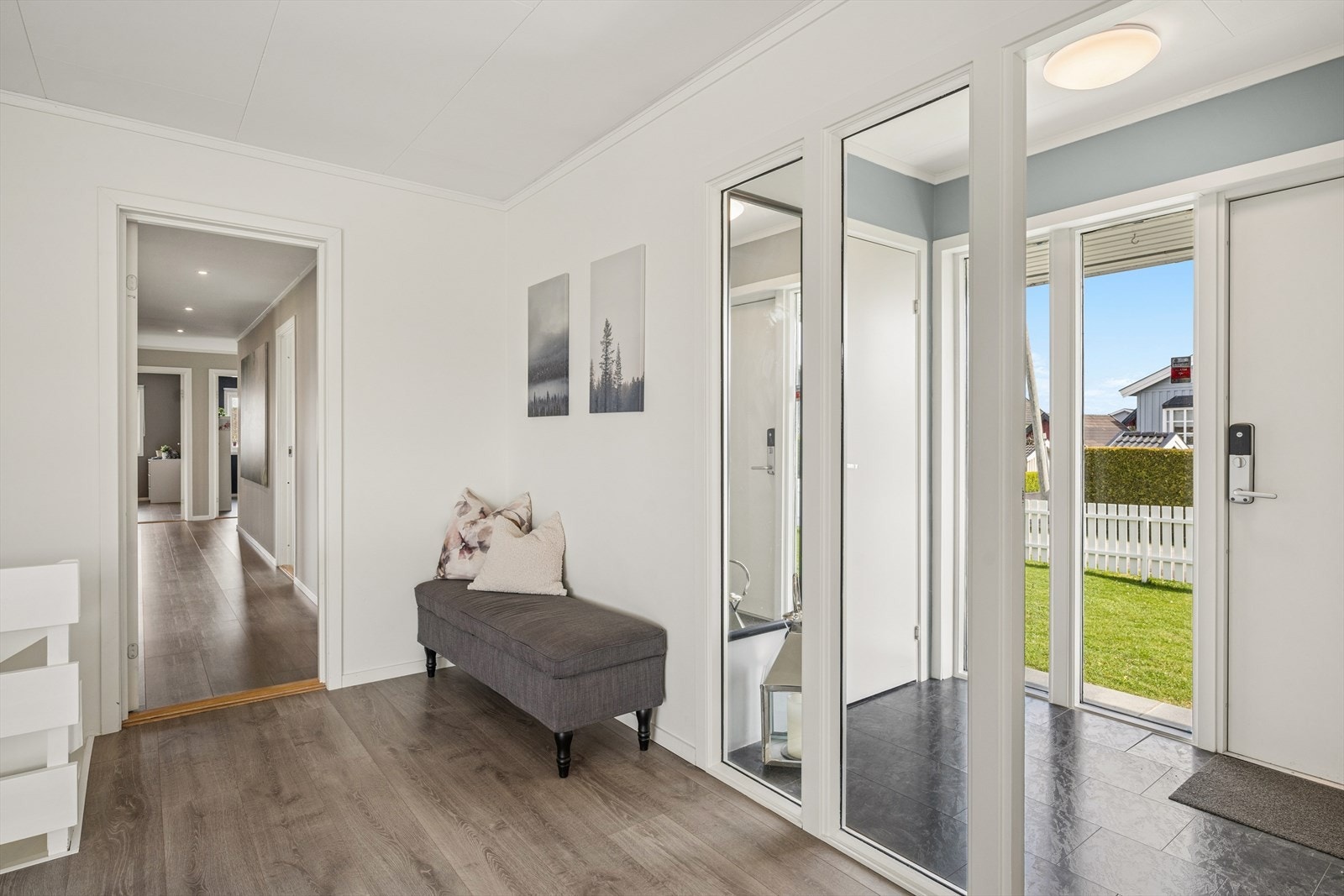 Entréen skaper et godt første inntrykk for boligen! Galleribilde