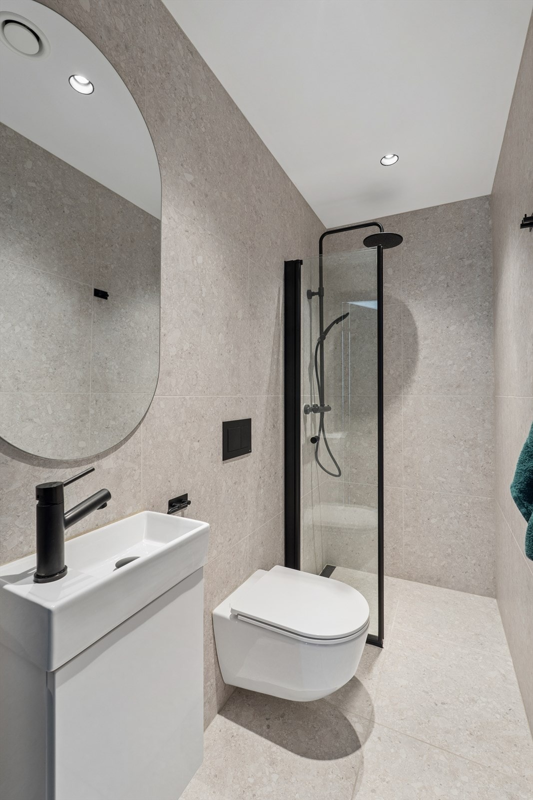 Vegg i vegg med soverommet ligger det andre badet. Her går de smakfulle materialvalgene igjen fra hovedbadet i etasjen under. Galleribilde