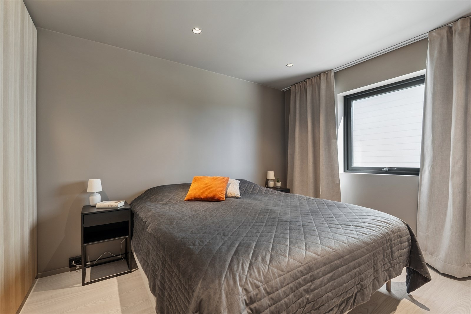 I underetasjen er det to gode soverom. Hovedsoverommet er over 12 kvm og har stor garderobe samt god plass til en stor dobbeltseng og nattbord. Galleribilde